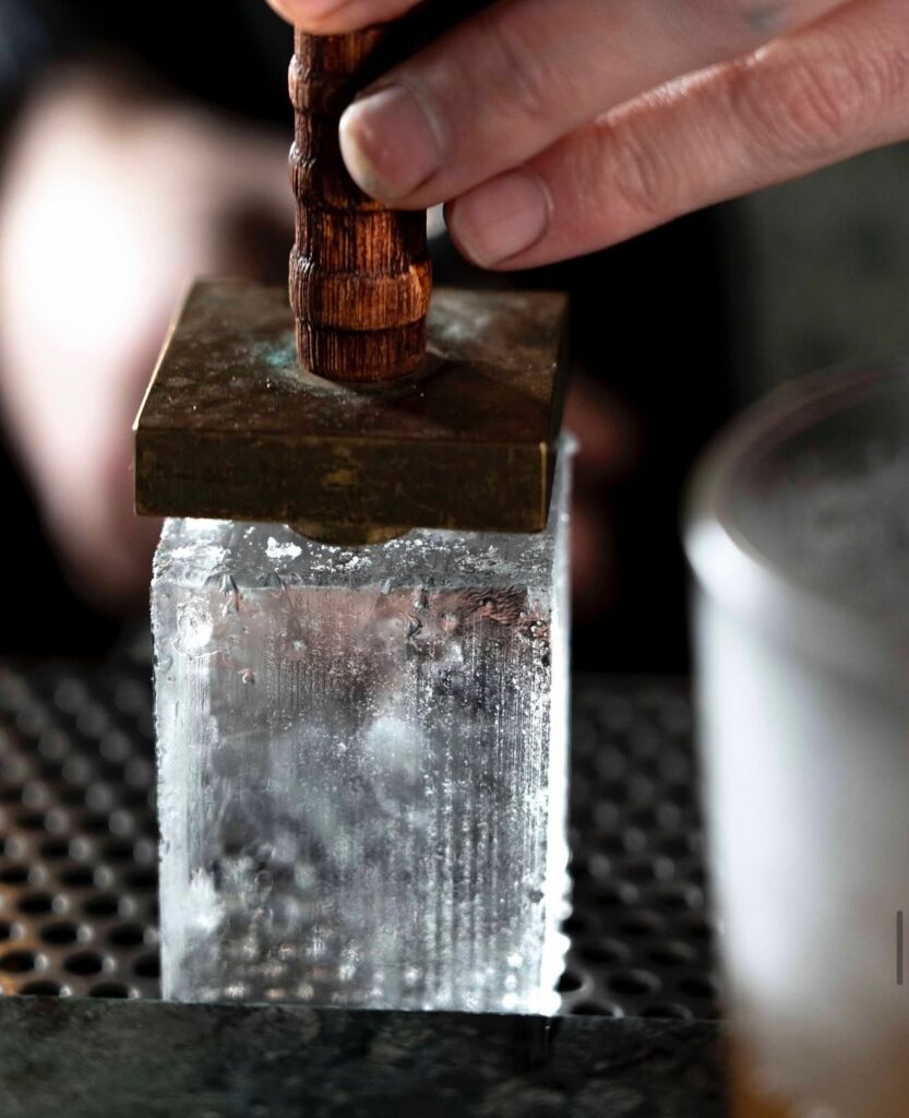 Fornitura di blocchi e brick in ghiaccio cristallino per ice carving ed eventi. Offriamo il servizio di Ghiaccio Personalizzato con Logo e Fiori